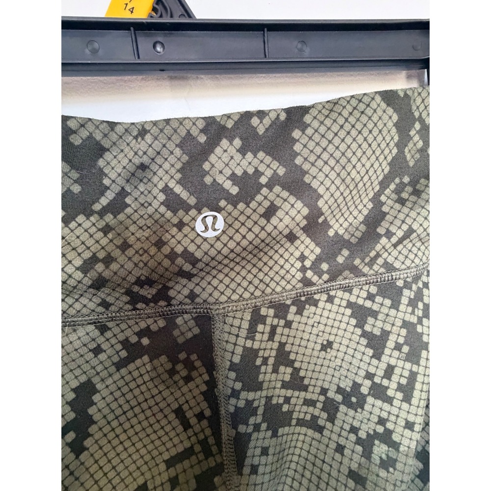 Lululemon Snakeskin Python Print Cropped Leggings Olive Green Black Womens Sz 8 - Picture 2 of 4